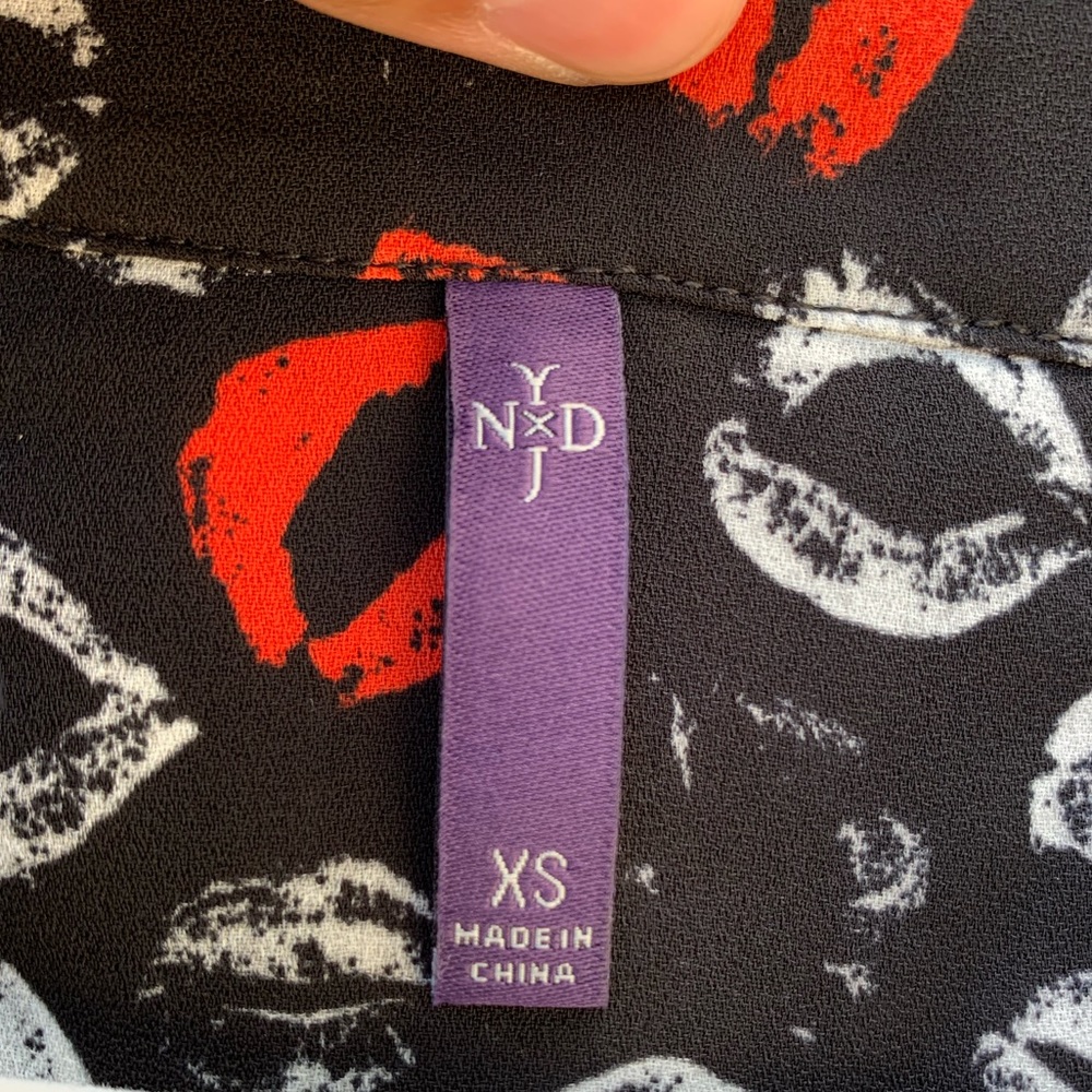 NYDJ lip print button silky long sleeve blouse top - Picture 3 of 13